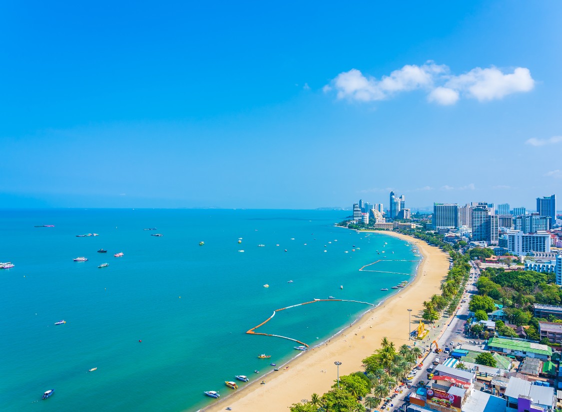泰國芭達雅金黃沙灘與繁華建築並存，展現海濱魅力