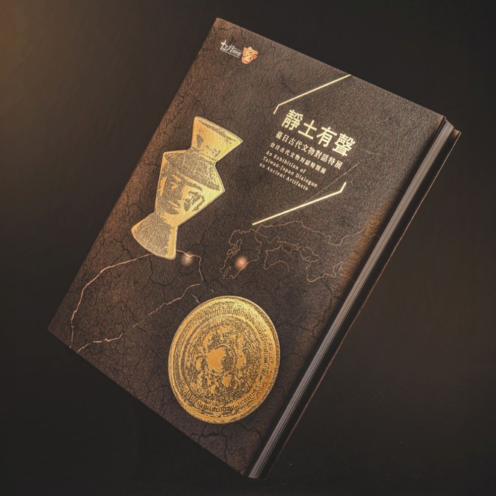 獲獎專輯結合絹印金泥漿與特殊燙金，在光線中折射出多層次的金屬質感