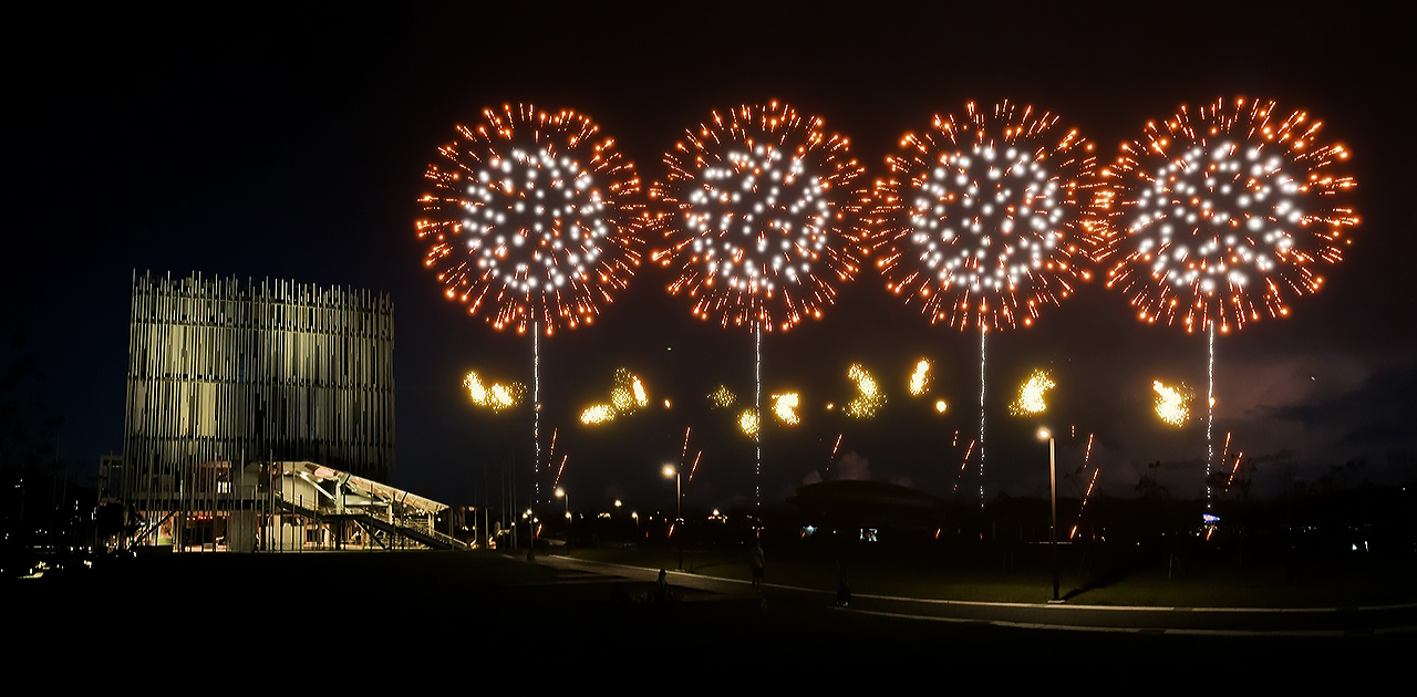 煙火以瀑布型與連發設計營造高潮段落,作為晚間演唱會後的壓軸亮點(煙火模擬圖)