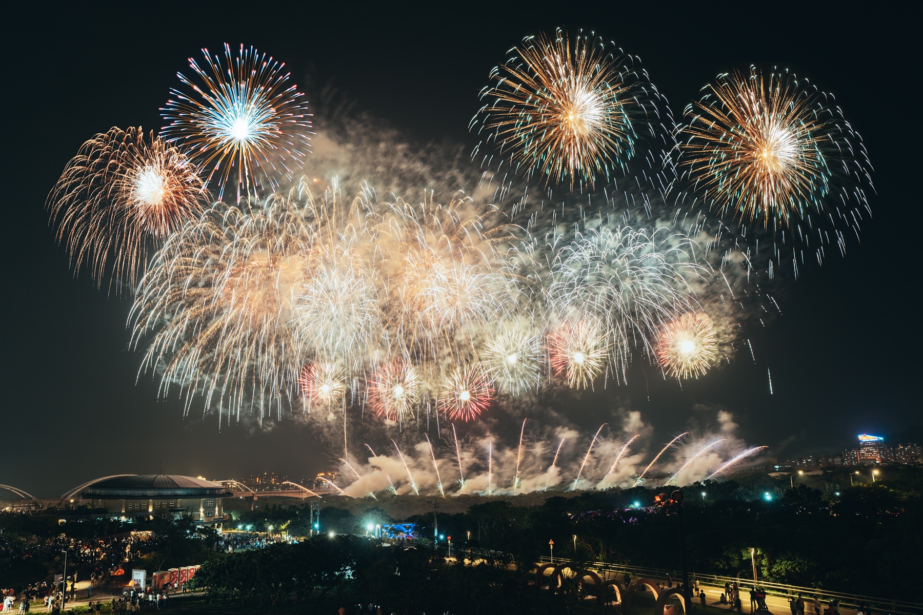 「光有回聲」煙火×無人機展演,將於4月25日、26日晚間8點40分登場,施放超過2,500發煙火。