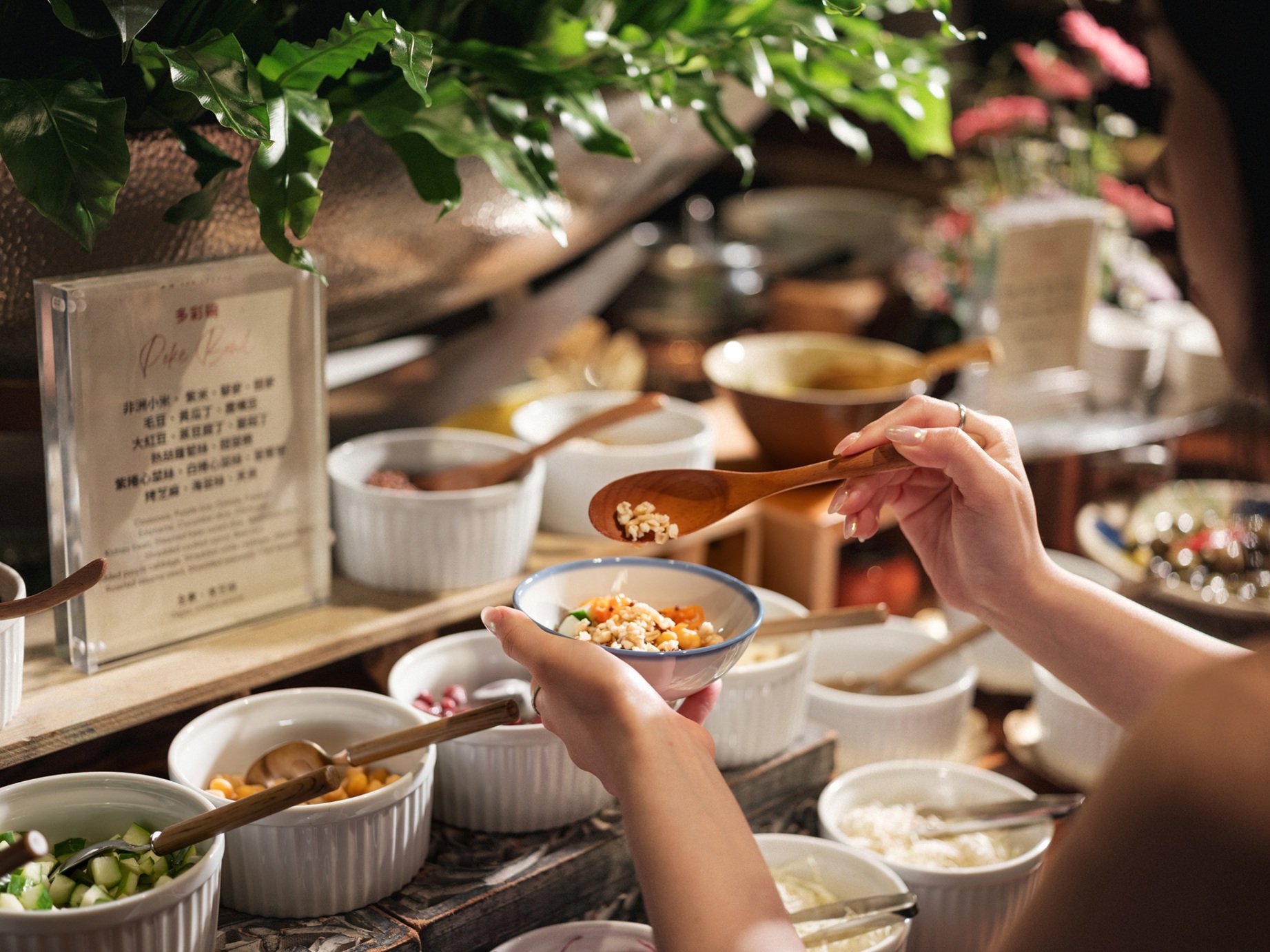 茶苑招牌菜必嚐多彩碗poke bowl、高麗菜捲、綠色威靈頓