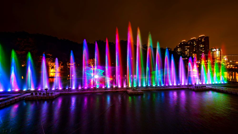 光影與水律的絕美對話！今年碧潭水舞以全新設計震撼視覺，用曼妙的舞姿點亮水岸夜色。(圖為活動資料照)