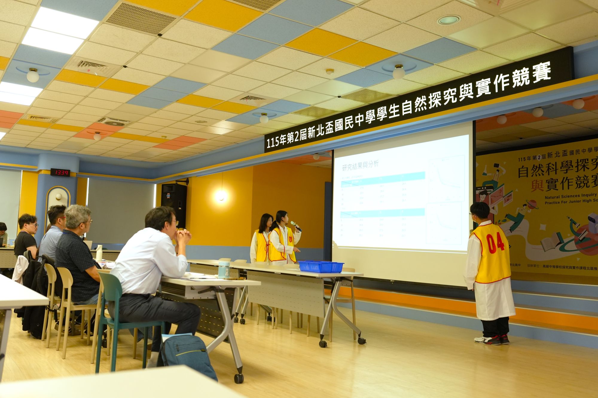 評審委員專注聆聽報告