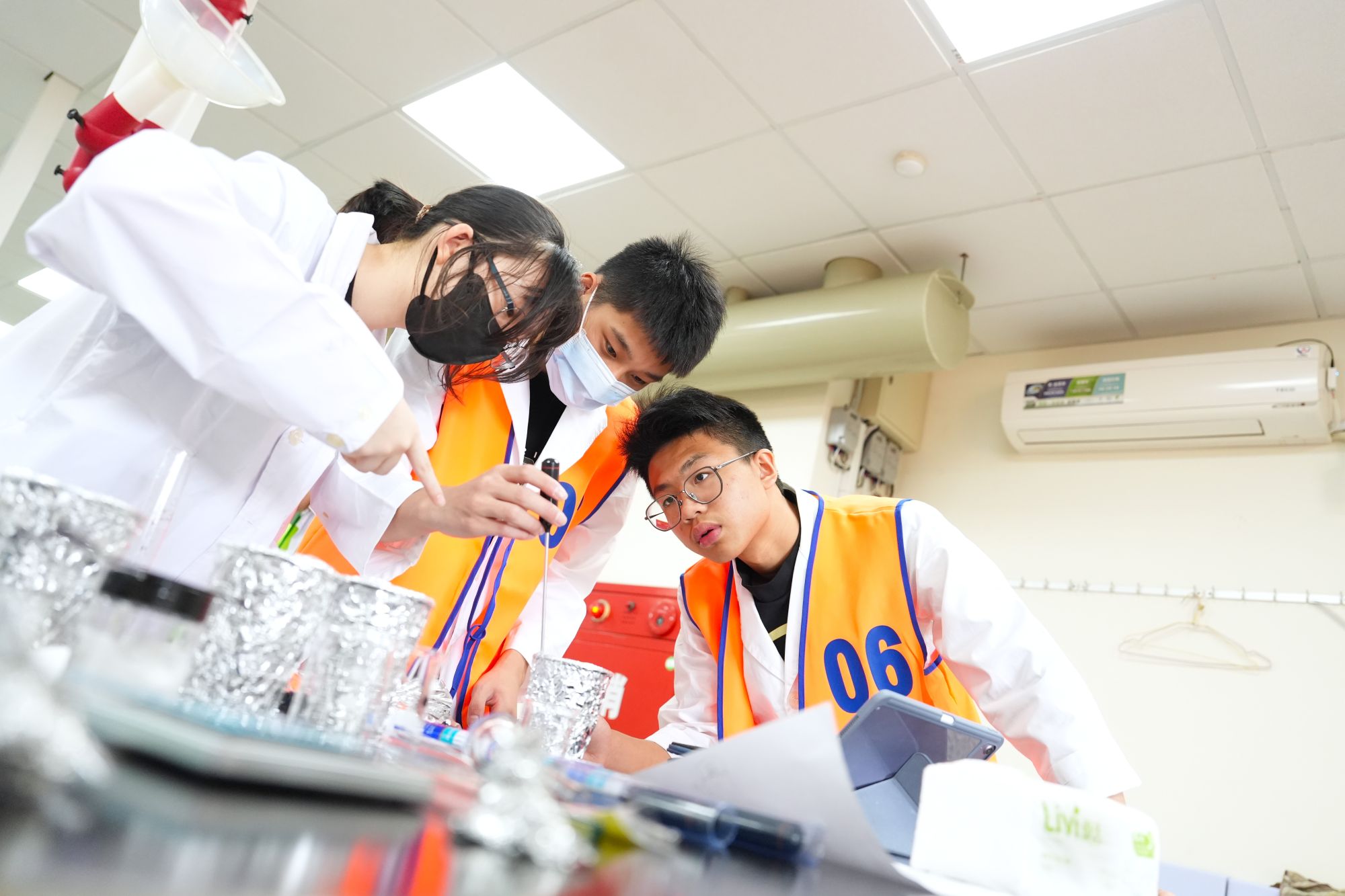 小組進行分工合作完成實作實驗