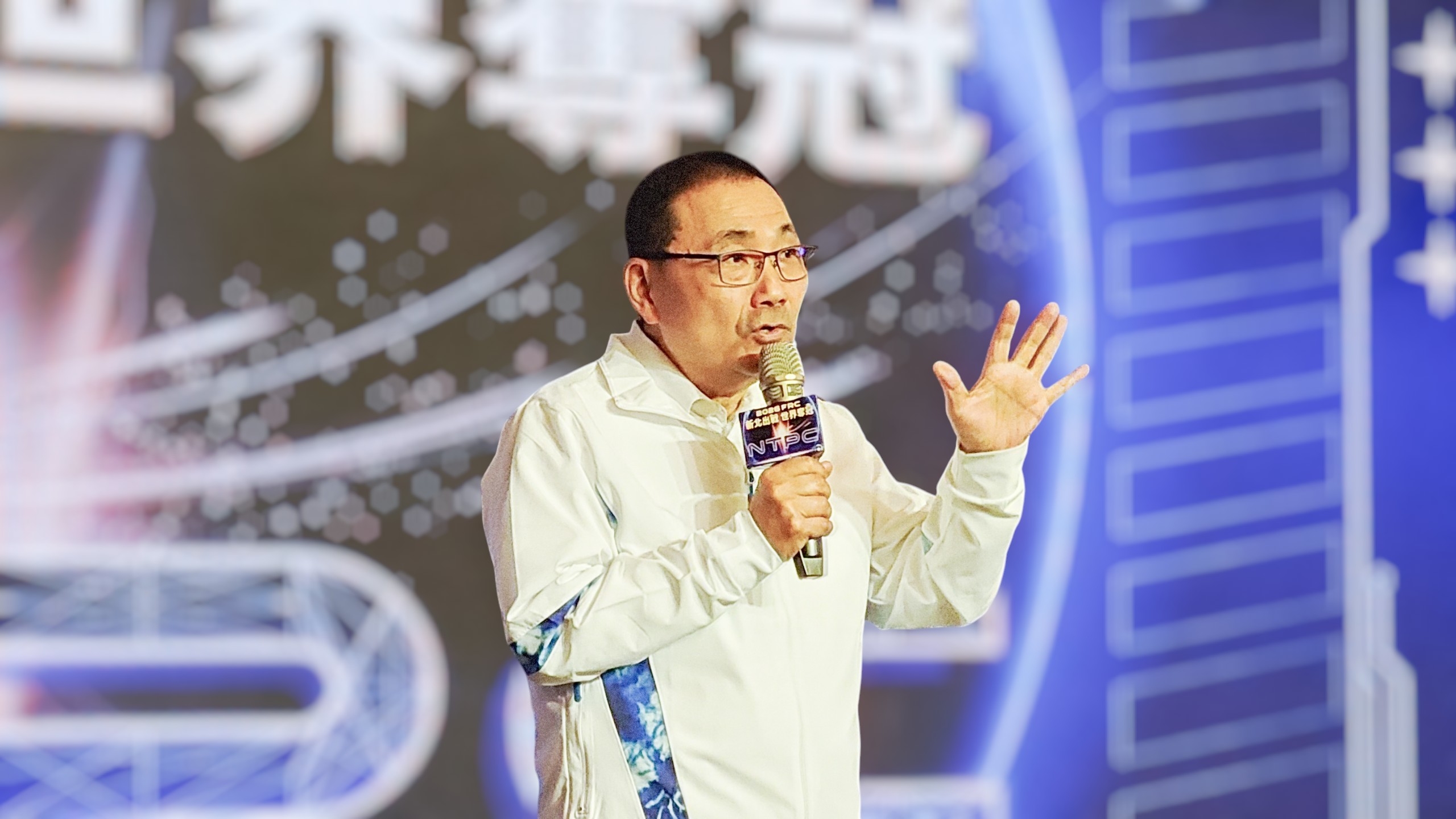 侯友宜市長表示，新北市自109年起已投入超過6,000萬元，積極培育STEAM、AI及機構整合跨域人才，打造從課程、競賽到產業鏈結的完整支持體系。