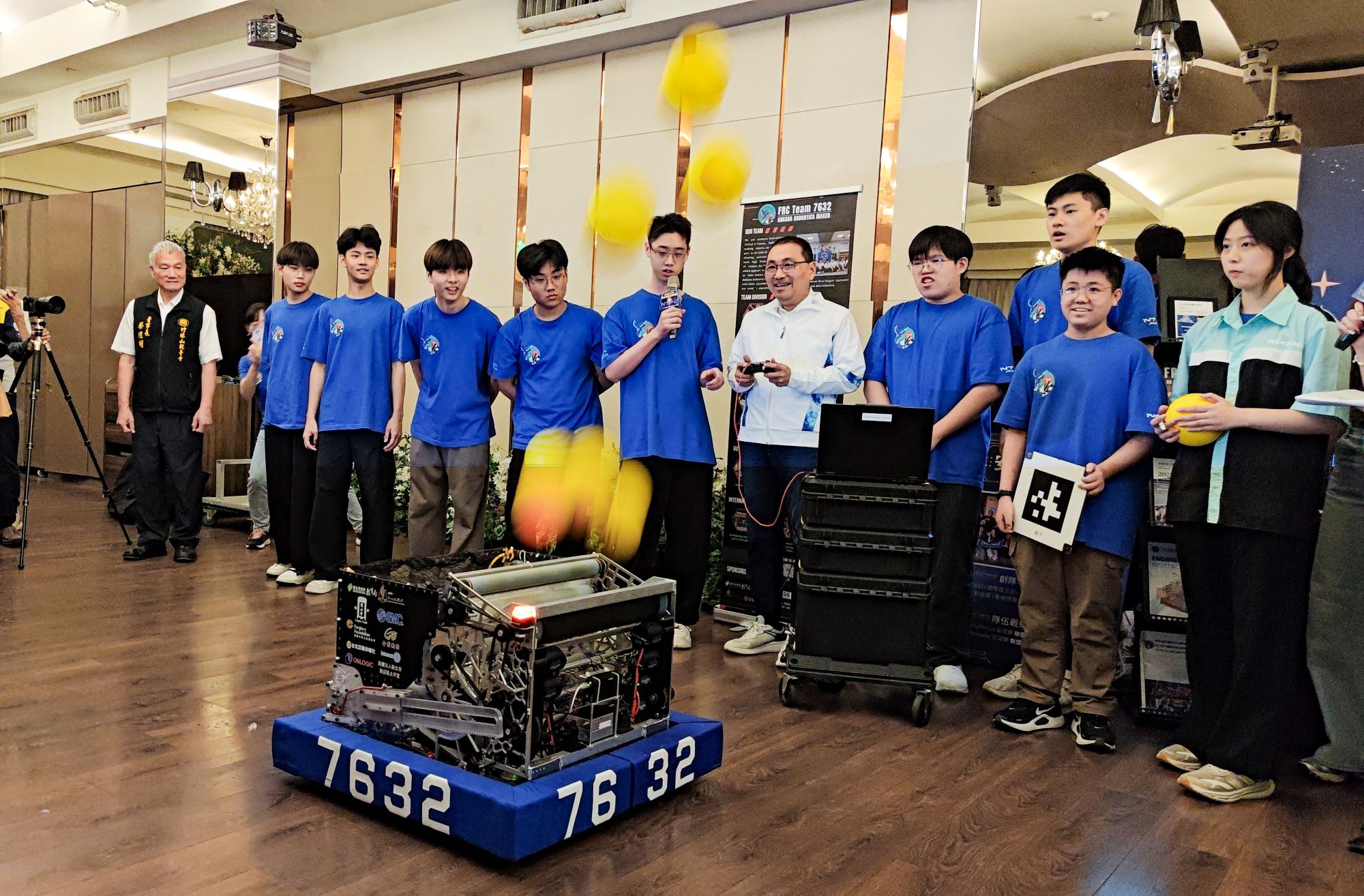 安康高中團隊示範機器人操作，邀請侯友宜市長一同體驗AI與精密機構整合應用，讓現場感受科技實作的魅力