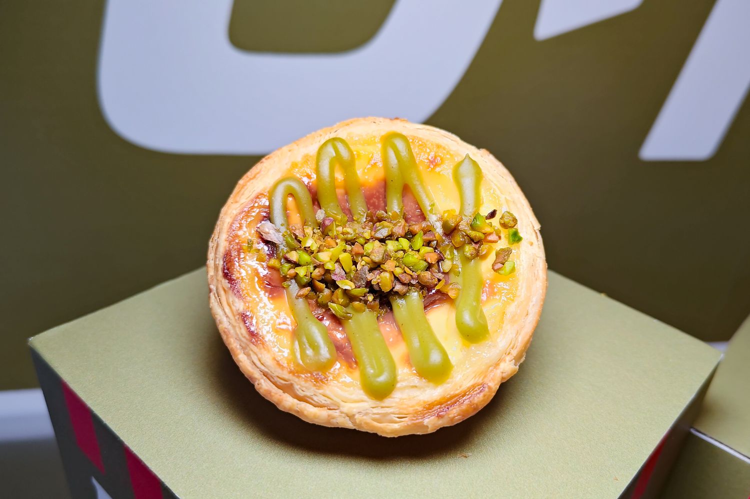 肯德基新品太犯規！開心果脆粒蛋撻 4/28 開賣「流心、慕斯、脆粒」一次滿足！｜美食｜日享傳媒 SunRiseSharing