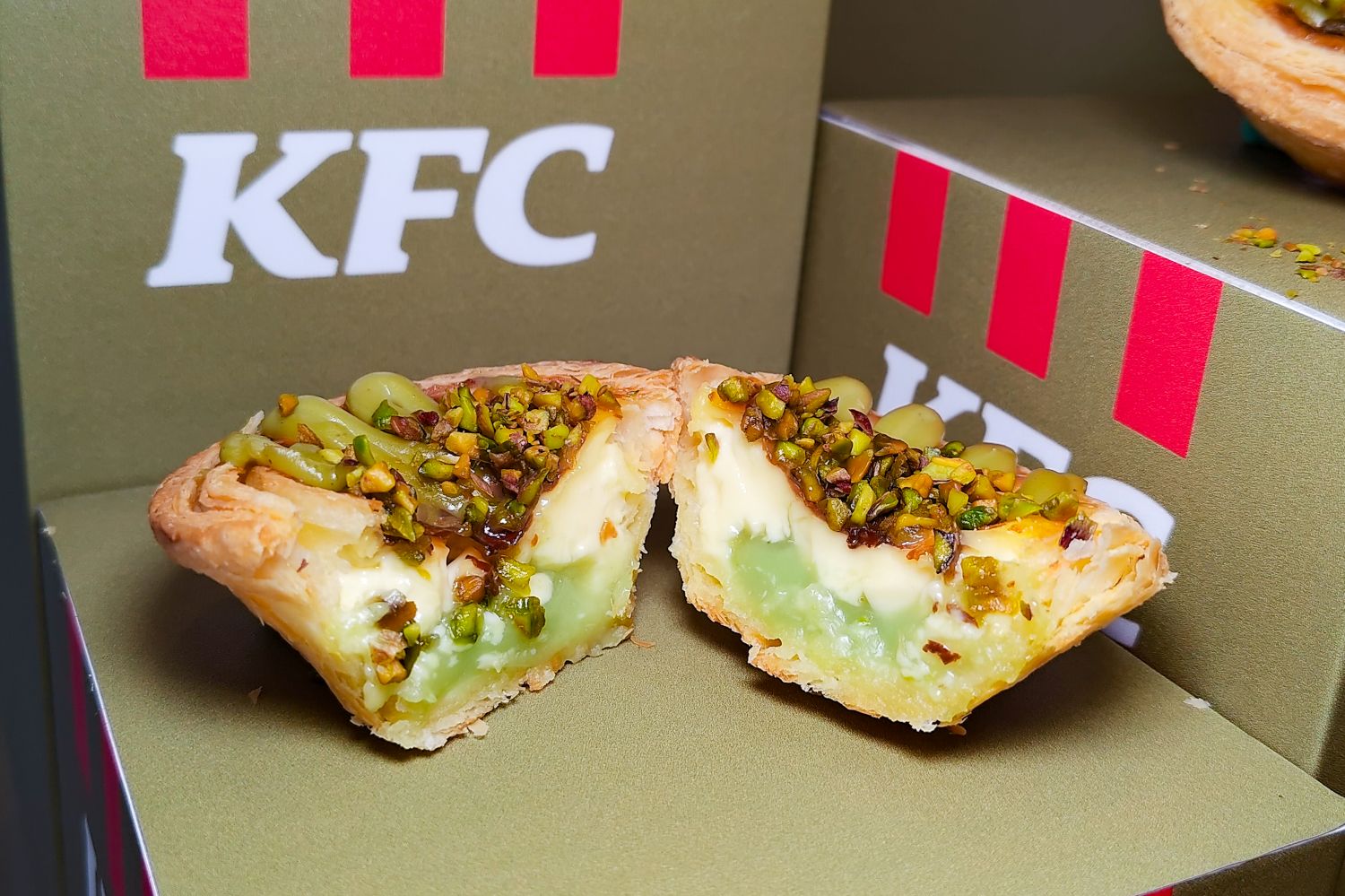 肯德基「開心果脆粒蛋撻」強勢升級為「脆粒、慕斯、流心」的三層爆擊層次。