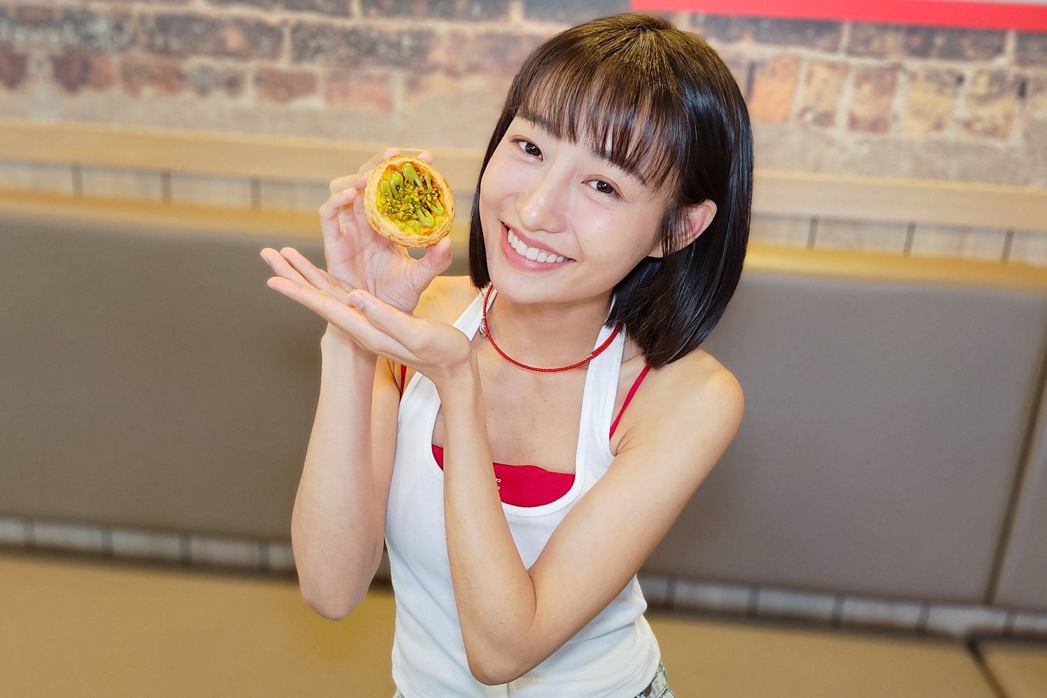 肯德基這次也同步把「開心果脆粒蛋撻」包裝成更適合分享與送禮的選項