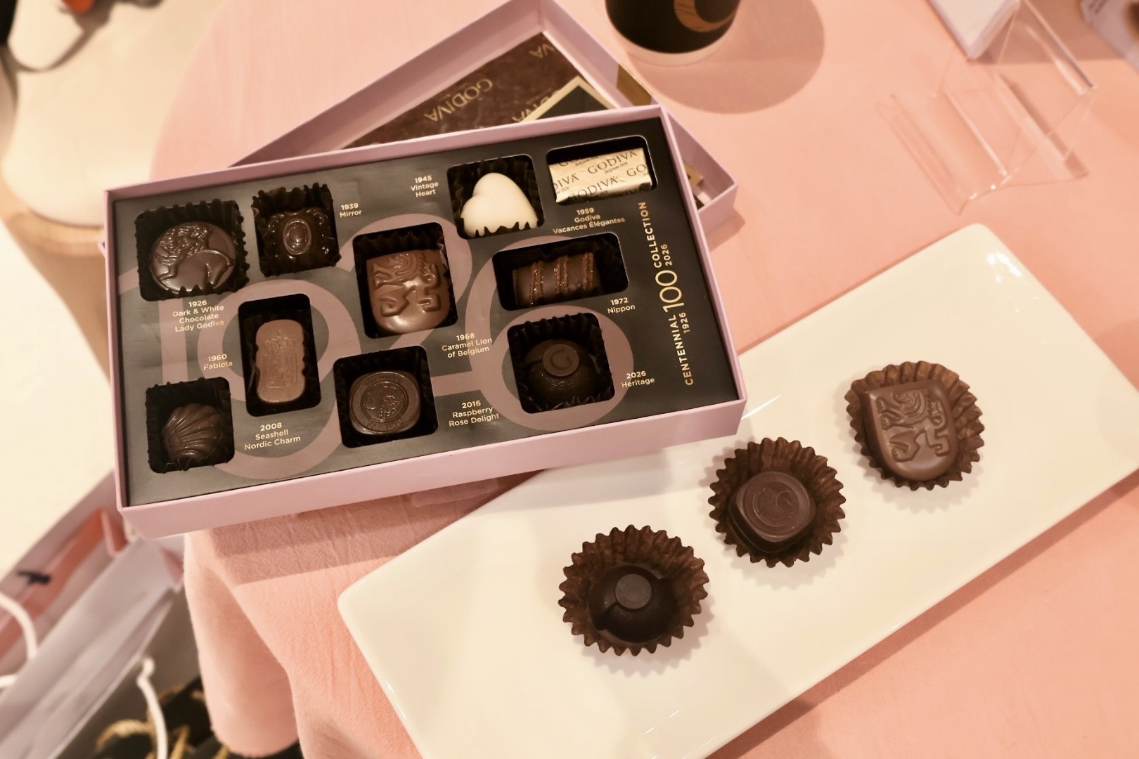 GODIVA粉色百年禮盒太美！10款巧克力一次收　還有LINE貼圖、玫瑰紅莓冰品限時登場！｜消費｜日享傳媒 SunRiseSharing