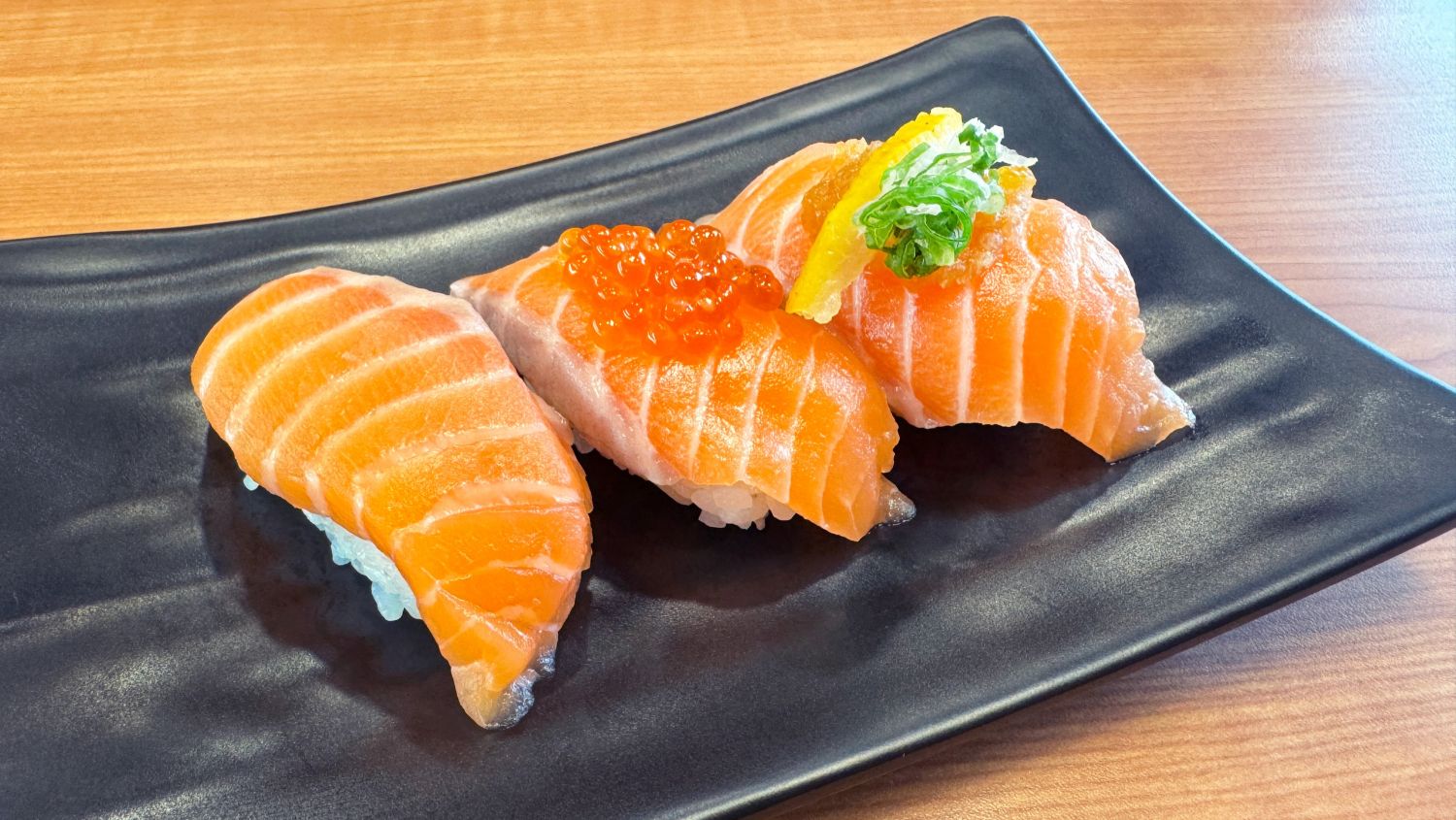 藏壽司｜生鮭魚贅澤三貫｜NT.120