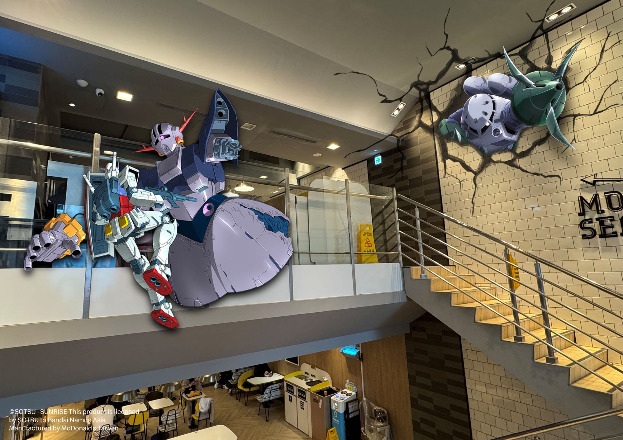 3樓更以吉翁公國入侵為設計主軸，餐廳內特別呈現牆面破壞的張力視覺呈現，機體破牆而出的震撼感令人屏息