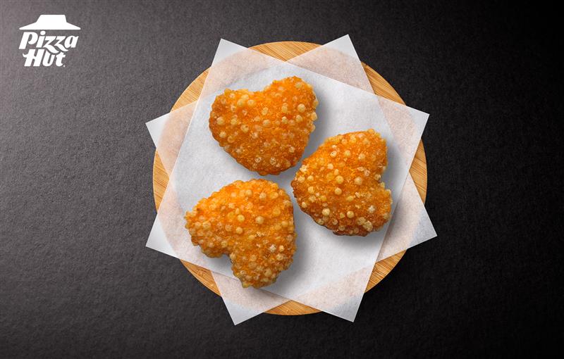 必勝客驚喜亮相全新海味副食「愛心蝦球」，口感外酥內彈、金黃香酥，只要69元銅板價即可超值加購，讓獨享美味時光更加分！