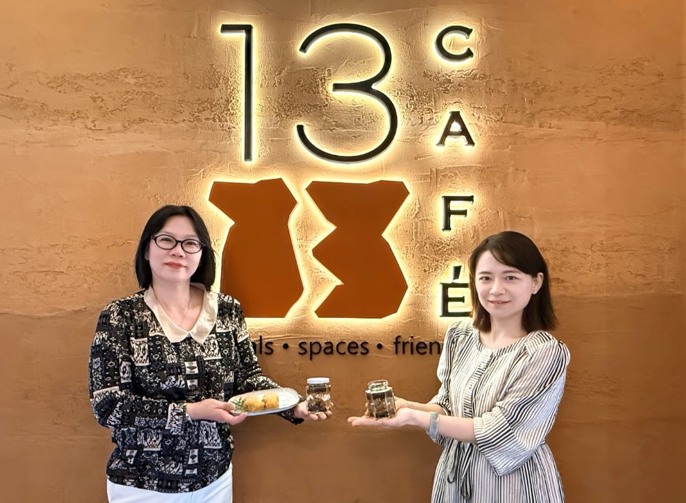 十三行博物館特別邀請「甜素Sweet Vegan」創辦人朱芳緯老師，開發「幻彩考古罐」純素甜點DIY體驗。