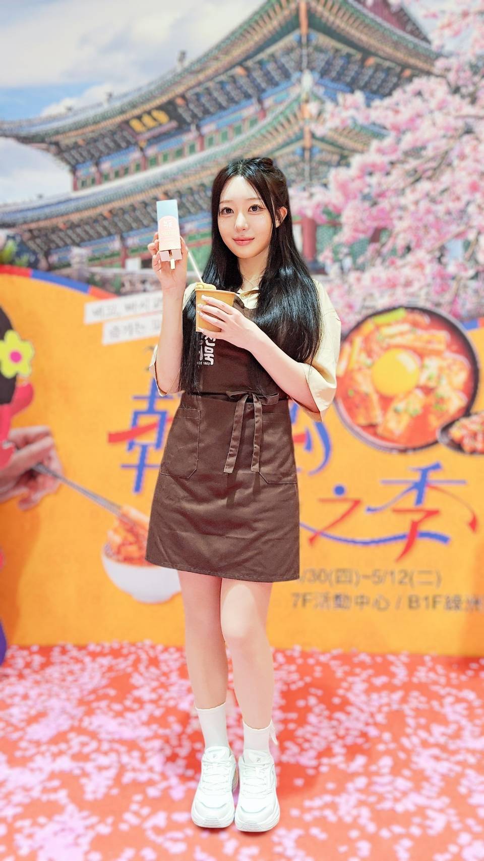 韓國人氣啦啦隊女神 權喜原 擔任一日店長