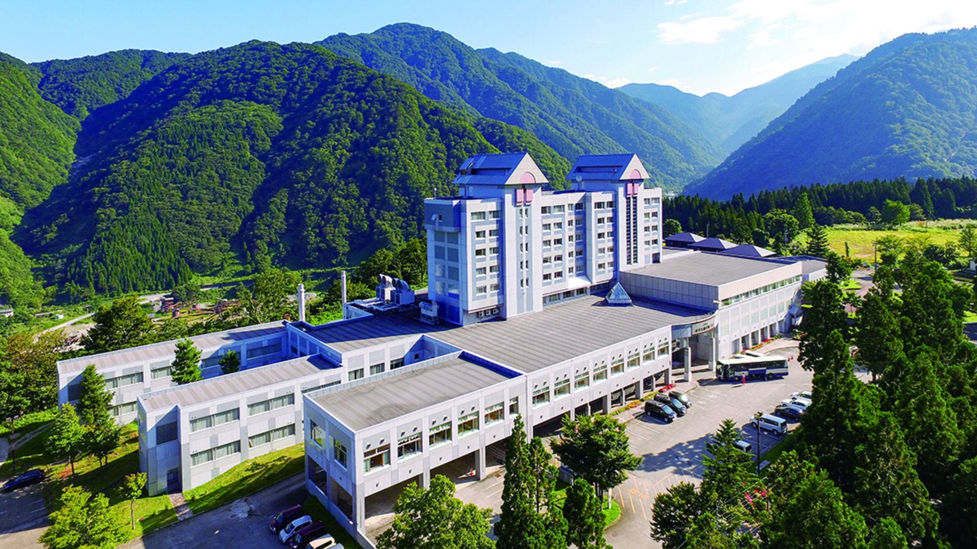 「森之風立山飯店」坐落於立山山麓，旅客可在群山環抱中感受靜謐的自然度假氛圍