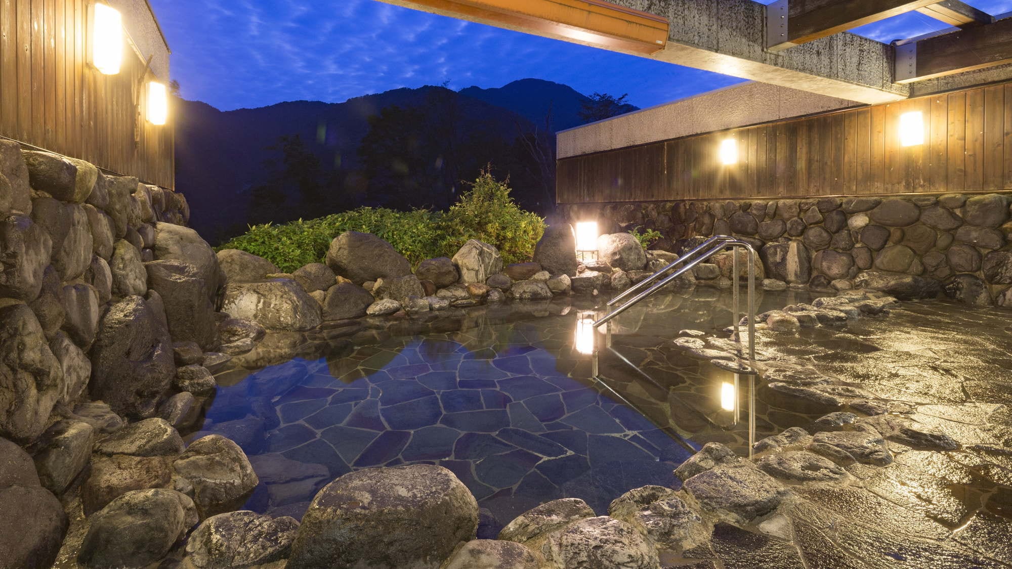 「森之風立山飯店」坐落於立山山麓，旅客可在群山環抱中感受靜謐的自然度假氛圍