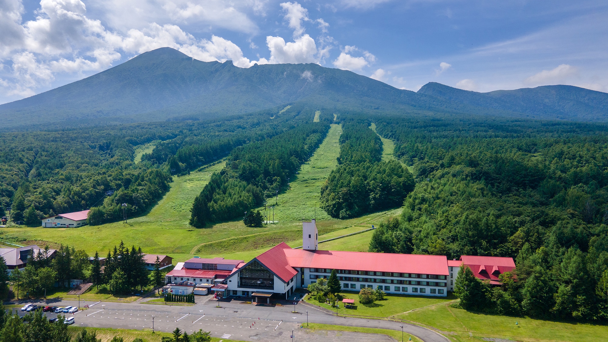 「八幡平山飯店」客房面向八幡平山麓，夜晚群山靜靜環抱，展現純粹的高原夜色