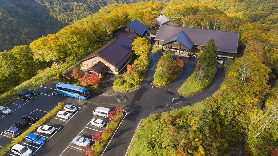 「酸湯溫泉八甲田飯店」坐落八甲田山麓，鄰近原始山林與自然景點，以秘湯溫泉聞名