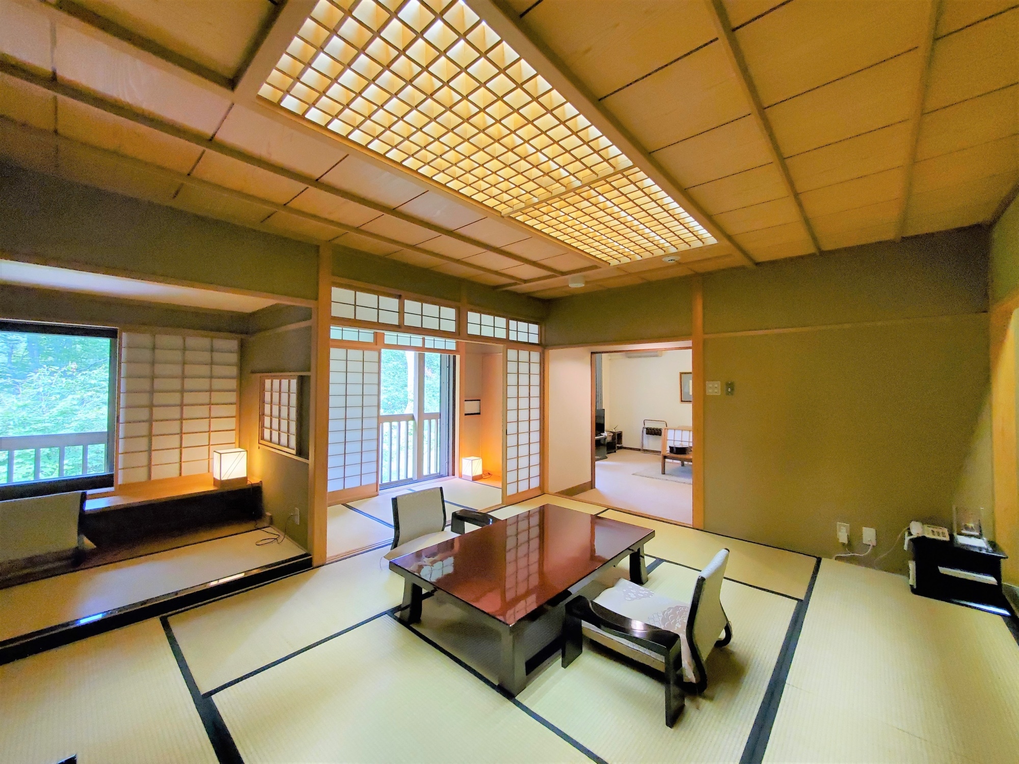 「酸湯溫泉八甲田飯店」坐落八甲田山麓，鄰近原始山林與自然景點，以秘湯溫泉聞名