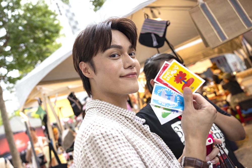 【新聞圖說一】知名藝人楊楊現身市集現場，親切與攤位小物合影，為花蓮原民文創商品增加曝光度