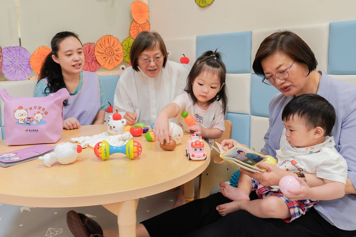 新北市社會局長李美珍（右1）帶領幼兒讀洗澡繪本書