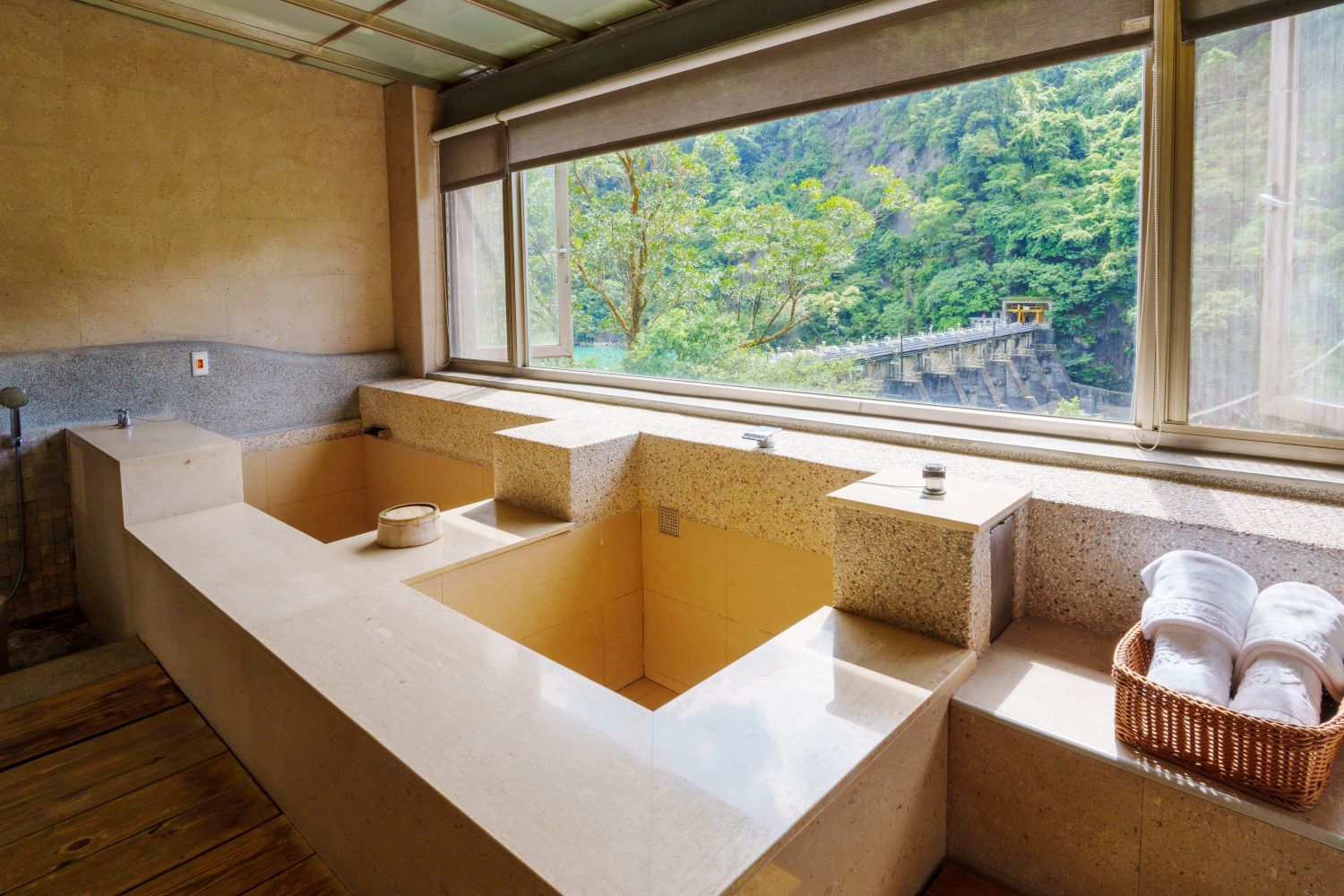 「烏來 Spring Spa 溫泉山莊」緊鄰老街且客房配備純淨溫泉，讓旅人泡湯享受愜意假期