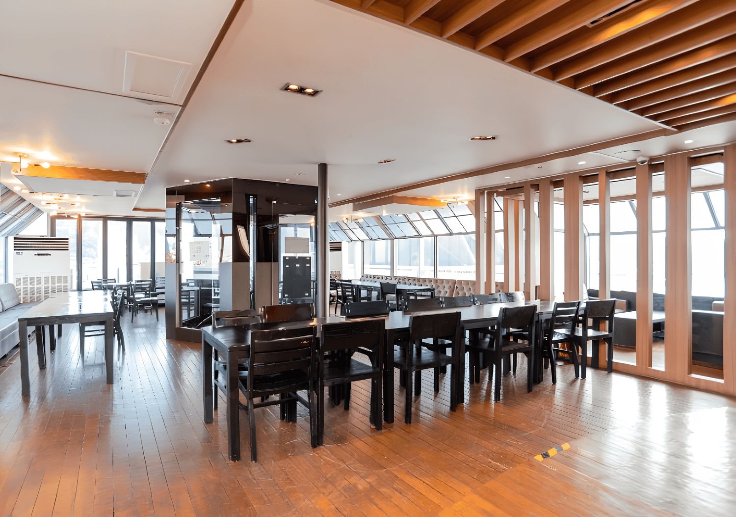 咖啡廳位於上層甲板，販售咖啡、飲料、酒水及輕食