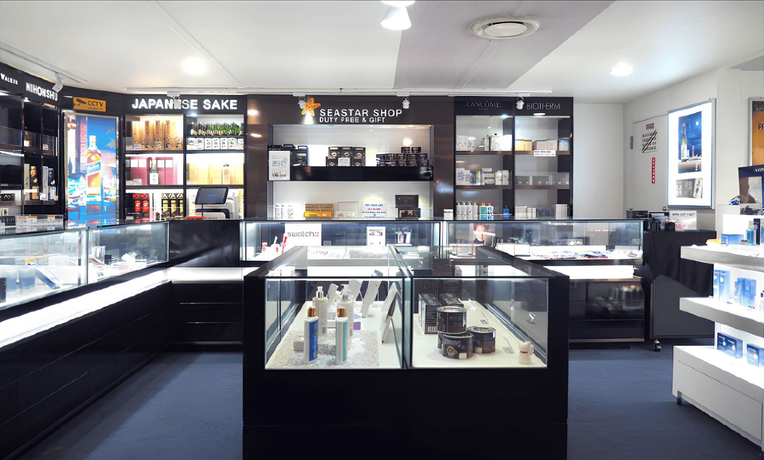 免稅店位於客艙1F，讓旅客盡情選購