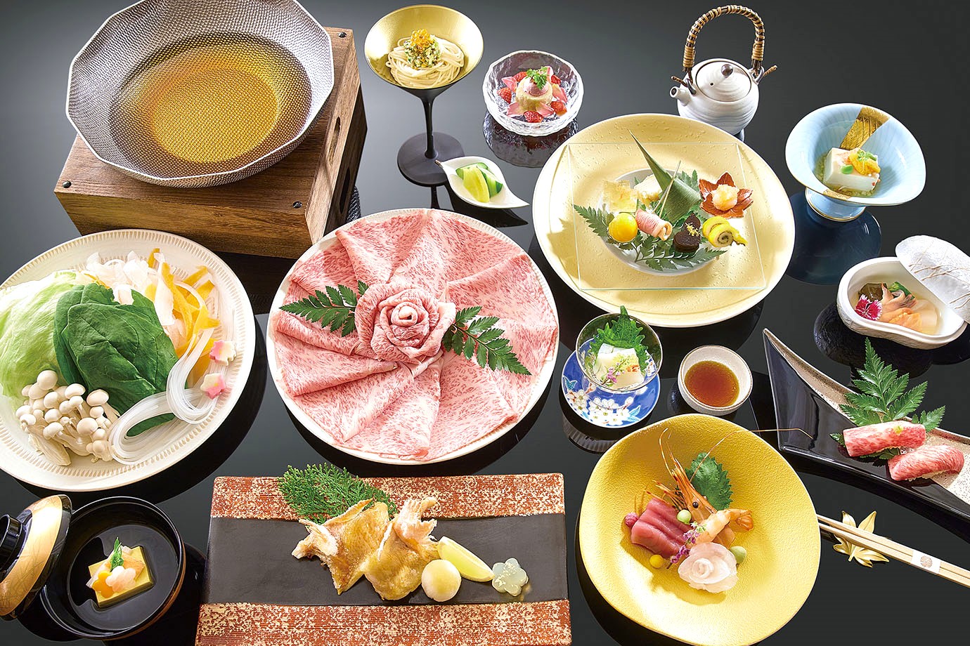 4圖_高端客層詢問度極高的HAYASE日本料理「A5和牛雙人涮涮鍋」套餐,則主打細緻油花與入口即化口感,由服務人員桌邊涮煮,旅展優惠價6,999元。