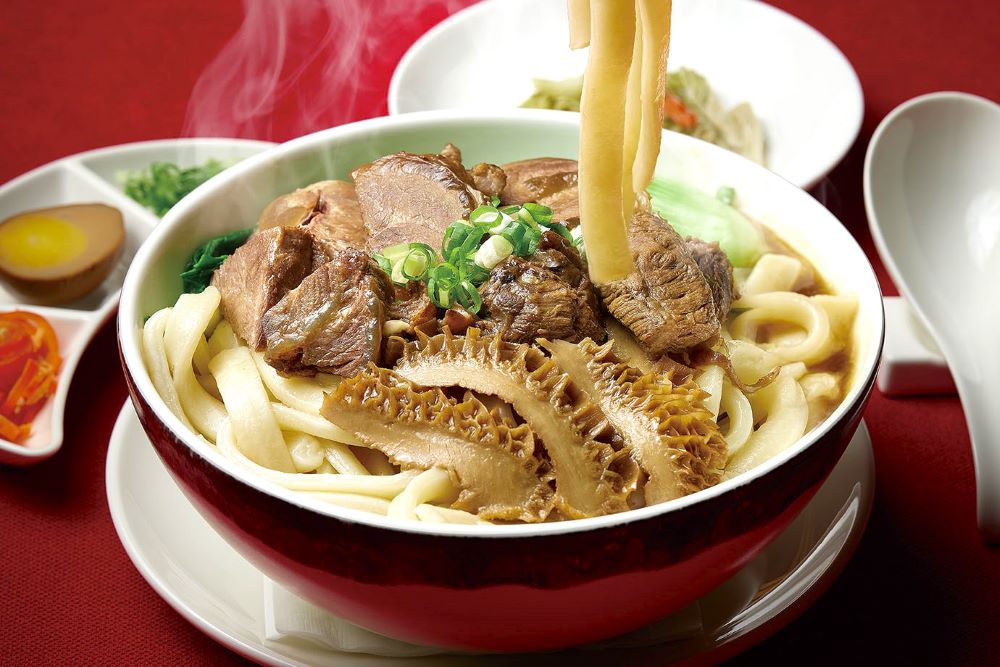 5圖_月台町大廳酒吧首次推出「犇饗餐券」,則可任選紅燒牛肉麵、和牛咖哩等人氣套餐,推出買五送一優惠,平均每張500元,成為小資族囤券選項。