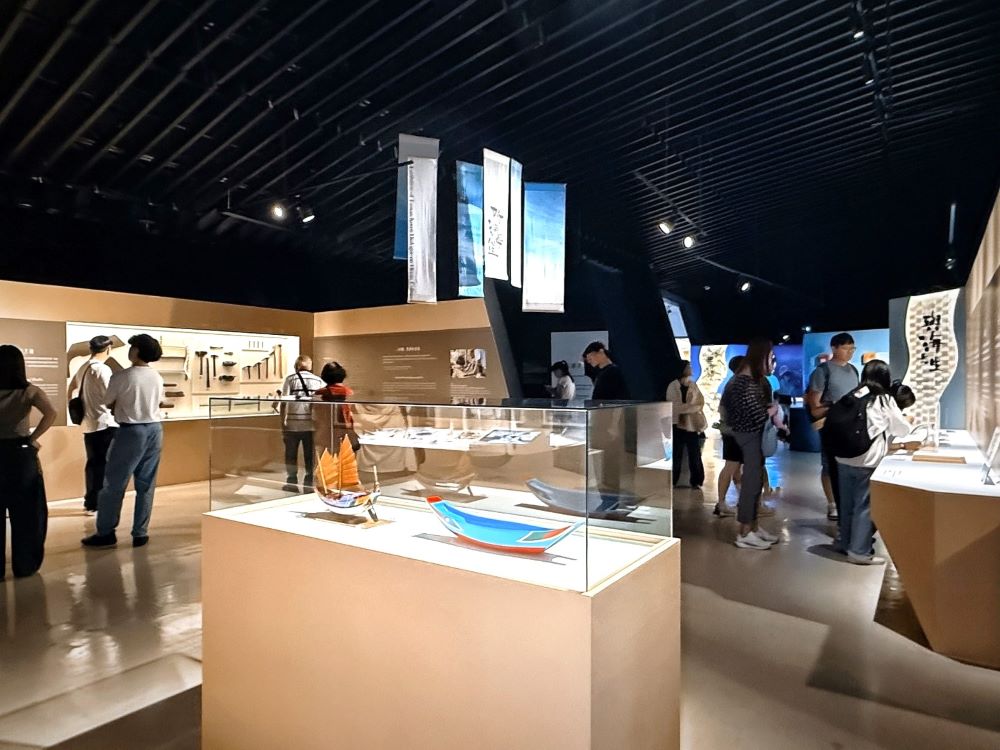 圖2特展以四大單元，串聯考古、漁村記憶、當代藝術與永續議題。
