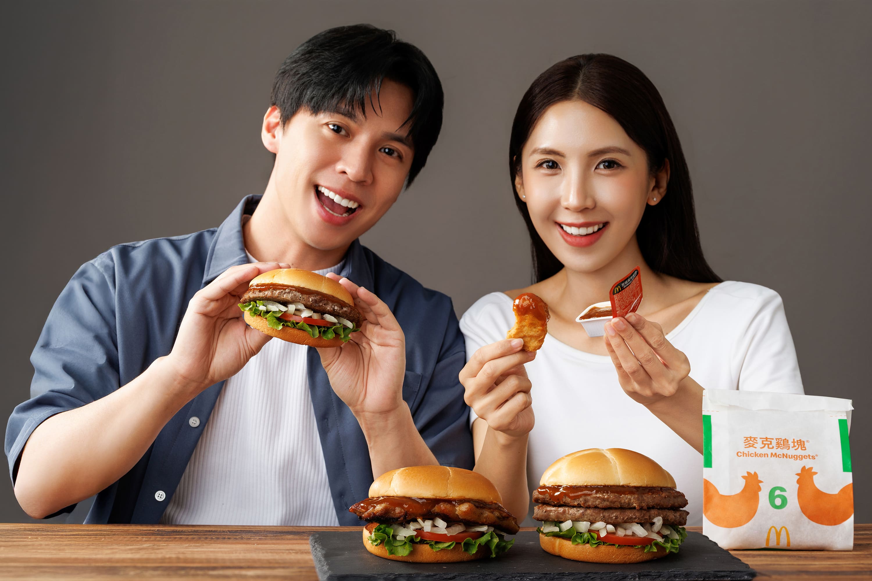 麥當勞跨界攜手「胡同燒肉」自5月27日起至6月30日(或售完為止),推出期間限定「炭燒秘醬系列漢堡」以及「炭燒風味秘醬麥克鷄塊沾醬」。