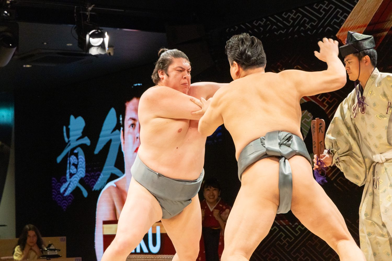 激烈碰撞的「對戰(取組)」。鍛鍊至極的強韌肉體,產生令人震懾的壓倒性魄力。