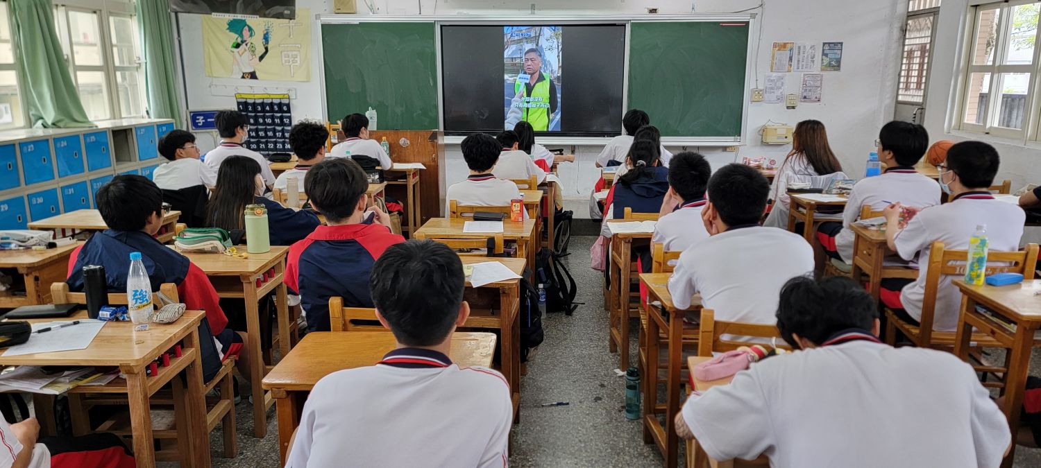 專業教師親自上陣,透過快問快答帶領學生認識學群科系、技職群科及未來職涯