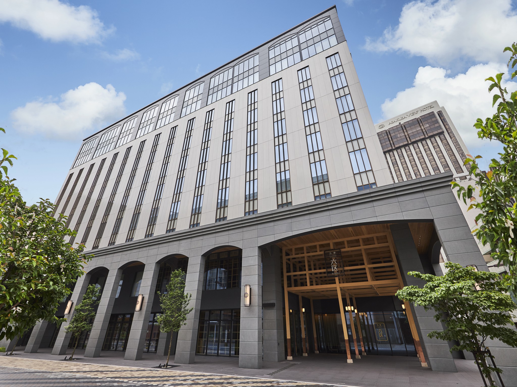 東京「合羽橋道具街」是日本最大的廚具街，找得到各式職人廚刀跟超逼真的食品模型，是料理愛好者的尋寶天堂。（圖片由 Booking.com 提供）