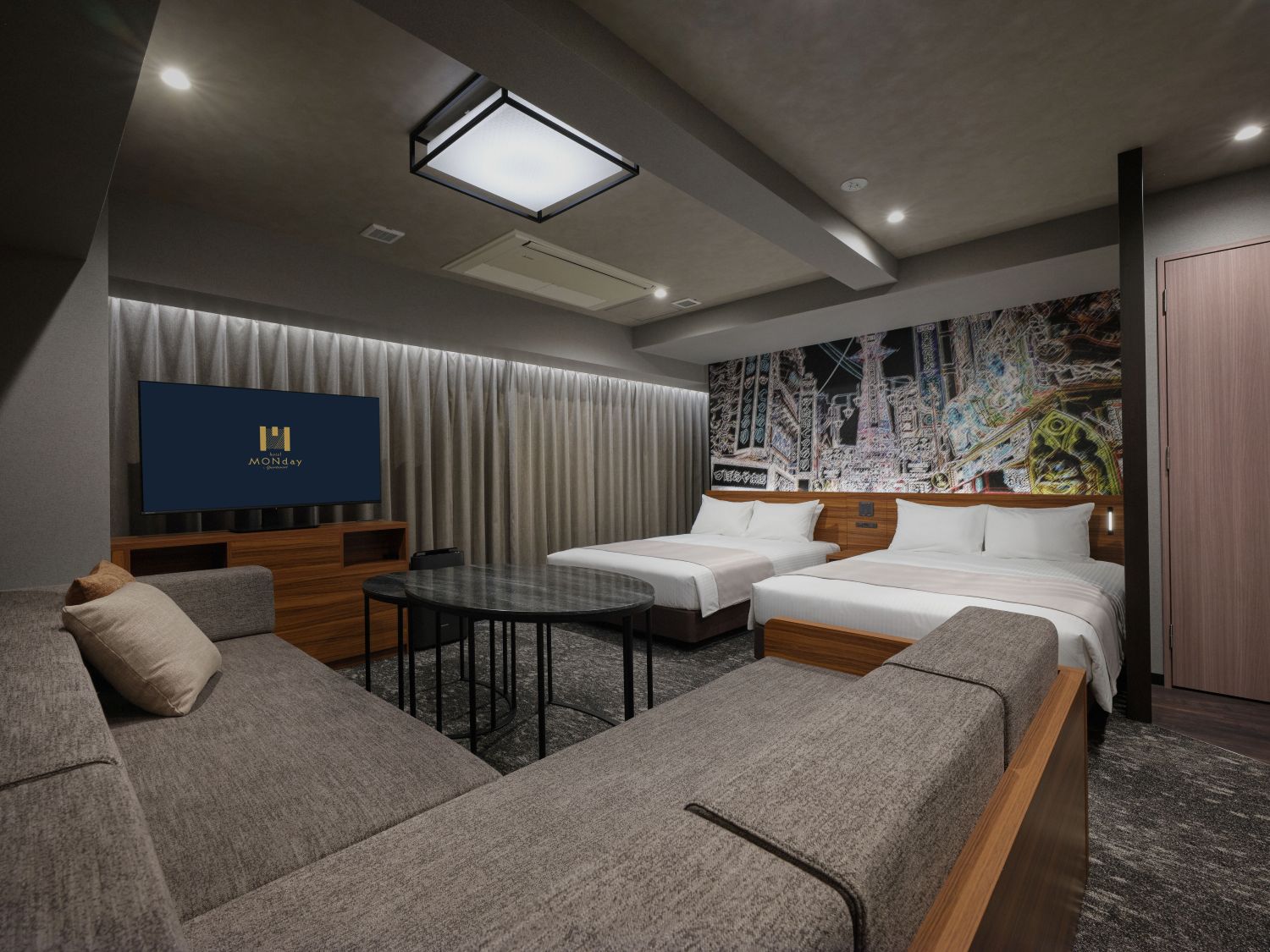 「MONday Apart Premium Osaka Namba WEST」為寬敞的公寓式客房，牆面描繪大阪名勝意象，極具在地特色。（圖片由Booking.com提供）