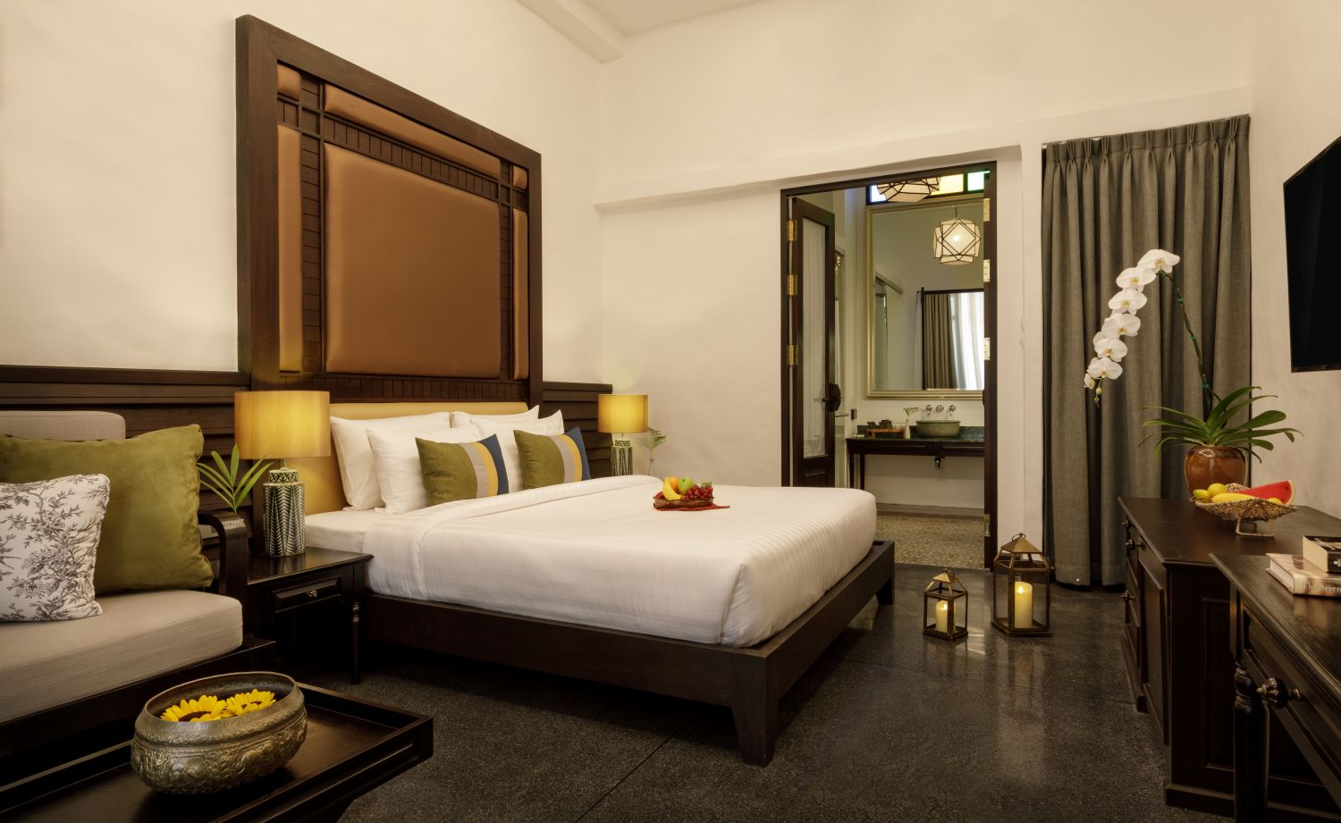 5-2. 「Thai Akara - Lanna Boutique Hotel」以當代蘭納建築打造古城綠洲，設有戶外鹽水泳池，盡顯泰北慢活美學。（圖片由 Booking.com 提供）