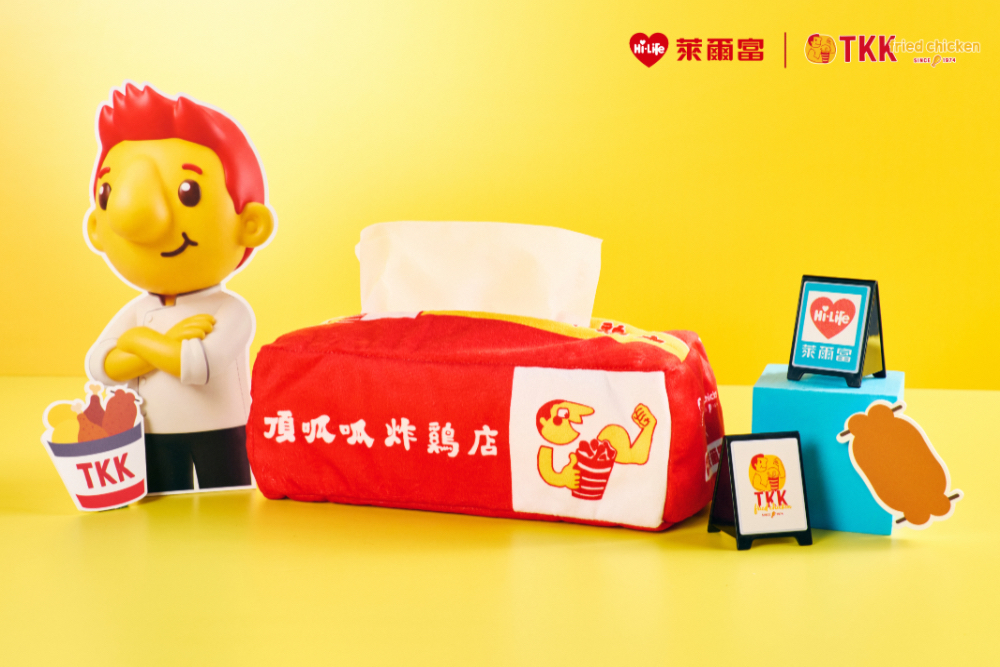 萊爾富同步推出頂呱呱限定加價購周邊。消費者於全店不限金額消費即可加購「復古餐盒衛生紙套」(加價購199元),以頂呱呱第一代野餐盒為設計理念,充滿濃濃懷舊氛圍