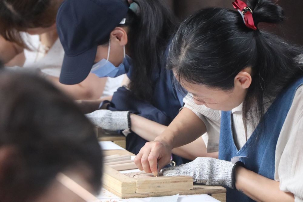 「林園尋藝」系列活動自7月至9月陸續推出文化資產講座、專題導覽、工藝課程及彩繪工作坊,邀請民眾走入林家花園,探索傳統工藝與文化資產之美。