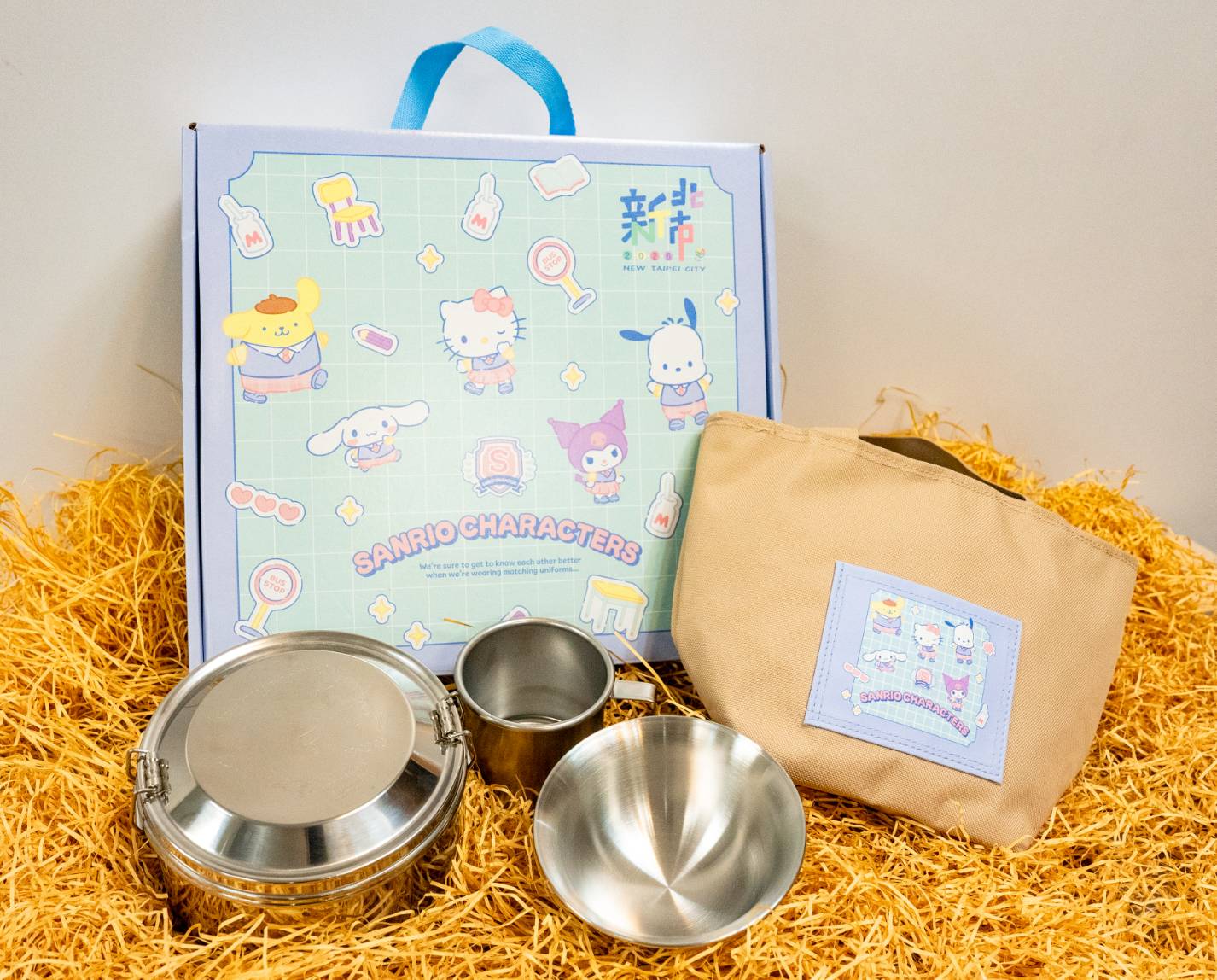 新北市114學年度幼兒園畢業禮物首度攜手三麗鷗，推出Hello Kitty聯名餐具組及字典