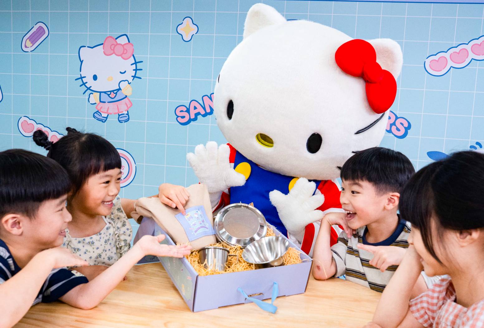 Hello Kitty 與孩子們一同開箱畢業禮物並開心合影，現場氣氛溫馨熱絡