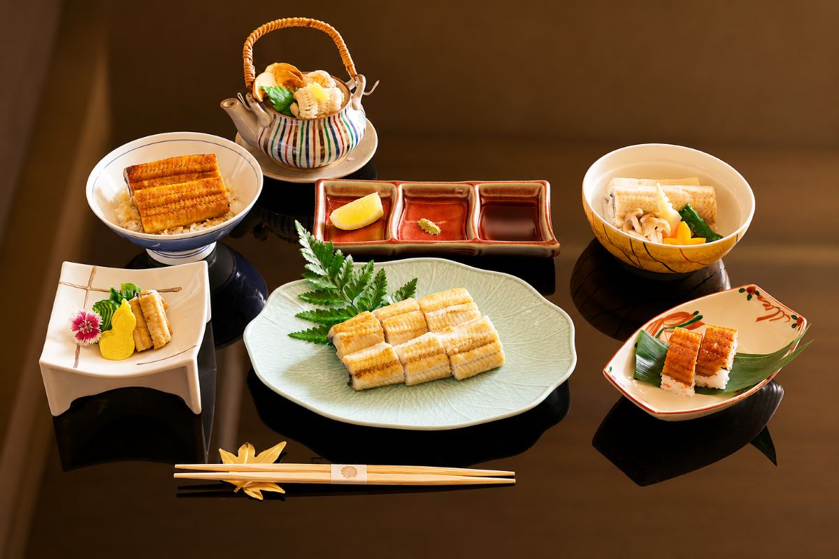 HAYASE日本料理的「鰻魚盡享會席」透過燒、蒸、壽司、炊飯等多元技法呈現鰻魚本身細緻油脂與鮮甜風味。
