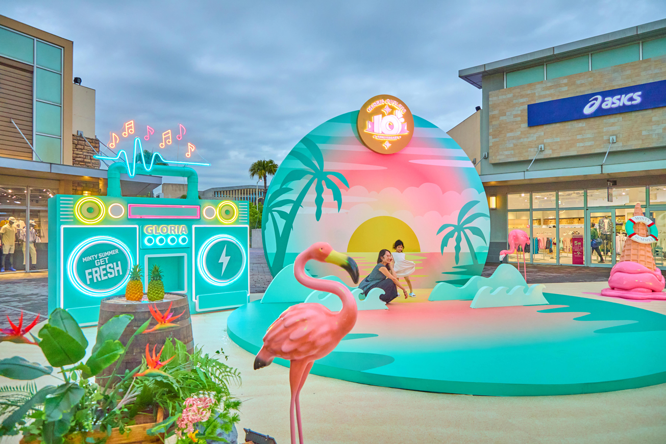 三期廣場「Minty Summer Stage」暖色餘暉從背板一路延伸至地面,打造最迷人的海岸日落舞台