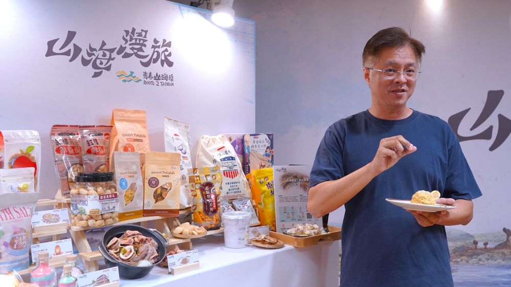 汪汪地瓜園賴家華營運長介紹特色地瓜產品地瓜蒙布朗,邀請民眾透過「青春山海線」品味北海岸在地風味與農產特色。