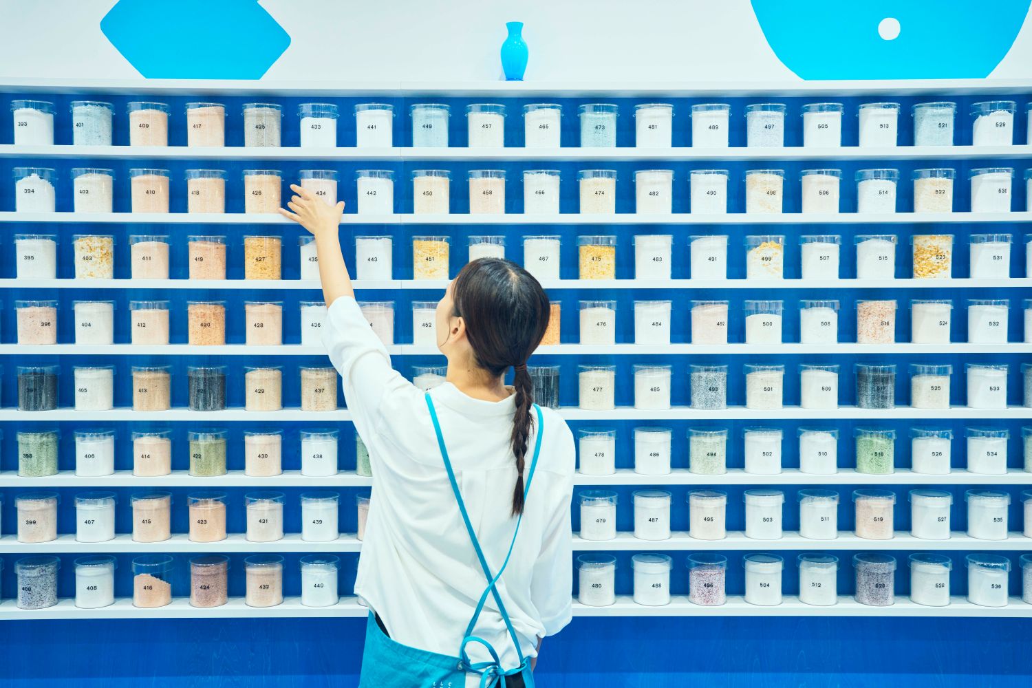 店內以象徵鹽的藍色系打造空間設計,櫃台後方陳列約數百多款調配鹽,營造出豐富多樣的視覺印象,旅客可來此尋找最適合自己的「命定鹽」。©︎ぐるぐるしゃかしゃか
