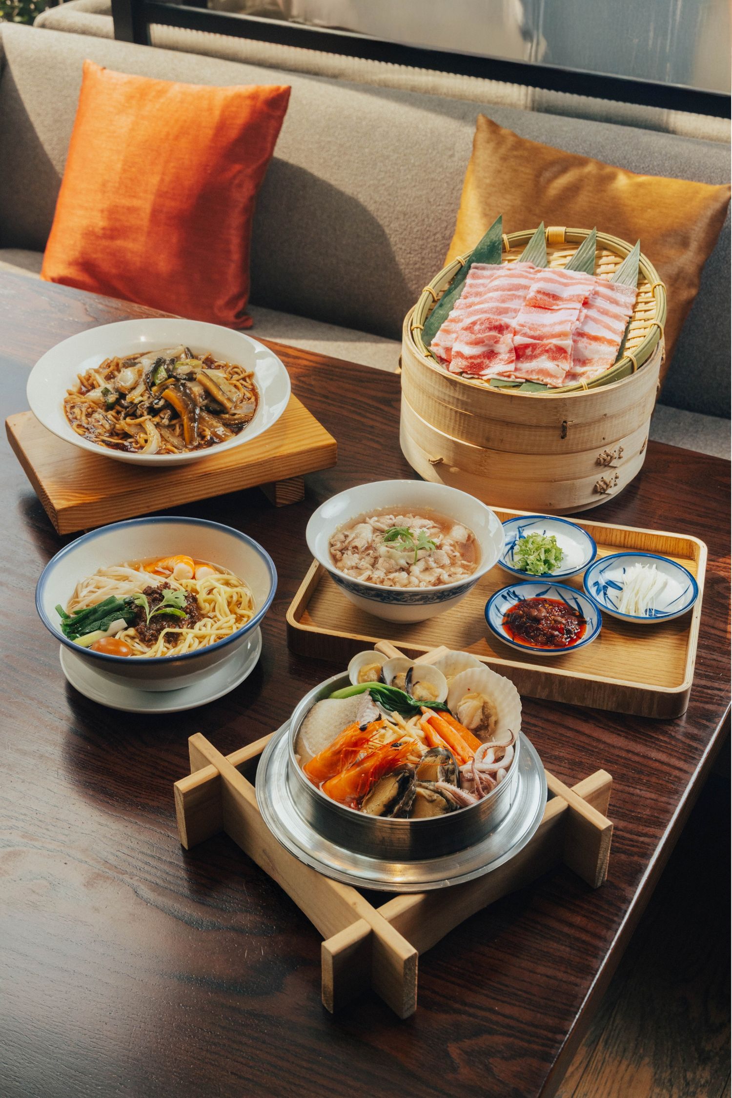 凱菲屋主廚胡政裕率領團隊,完美復刻道地乾炒鱔魚意麵、現沖牛肉湯、海鮮鍋燒意麵及台南玉井愛文芒果冰。