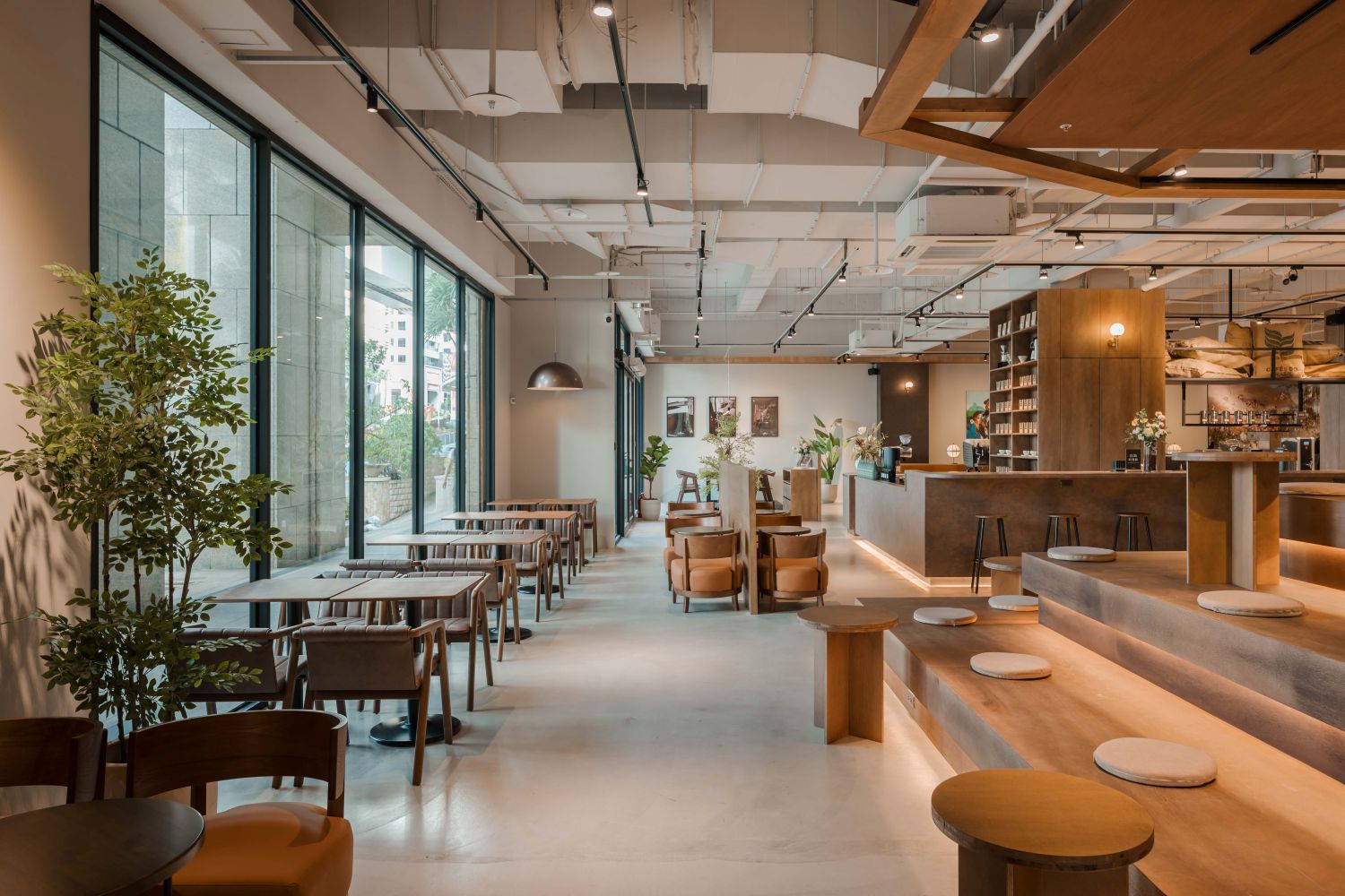 路易莎集團深化餐飲布局,旗下「白霧時光」以精品咖啡為核心出發,融合創意餐飲、多元場域與空間美學