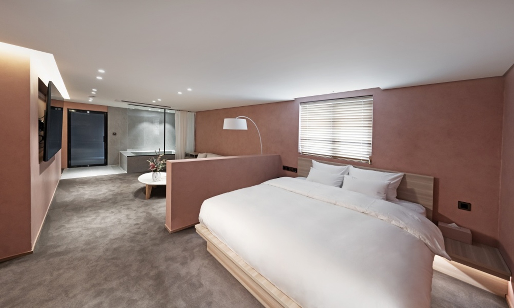 「Jamsil Orosie Hotel」結合音樂酒吧與藝術收藏，離場館只需 20 分鐘車程，方便粉絲排隊領周邊和休息。（圖片由 Booking.com 提供）.