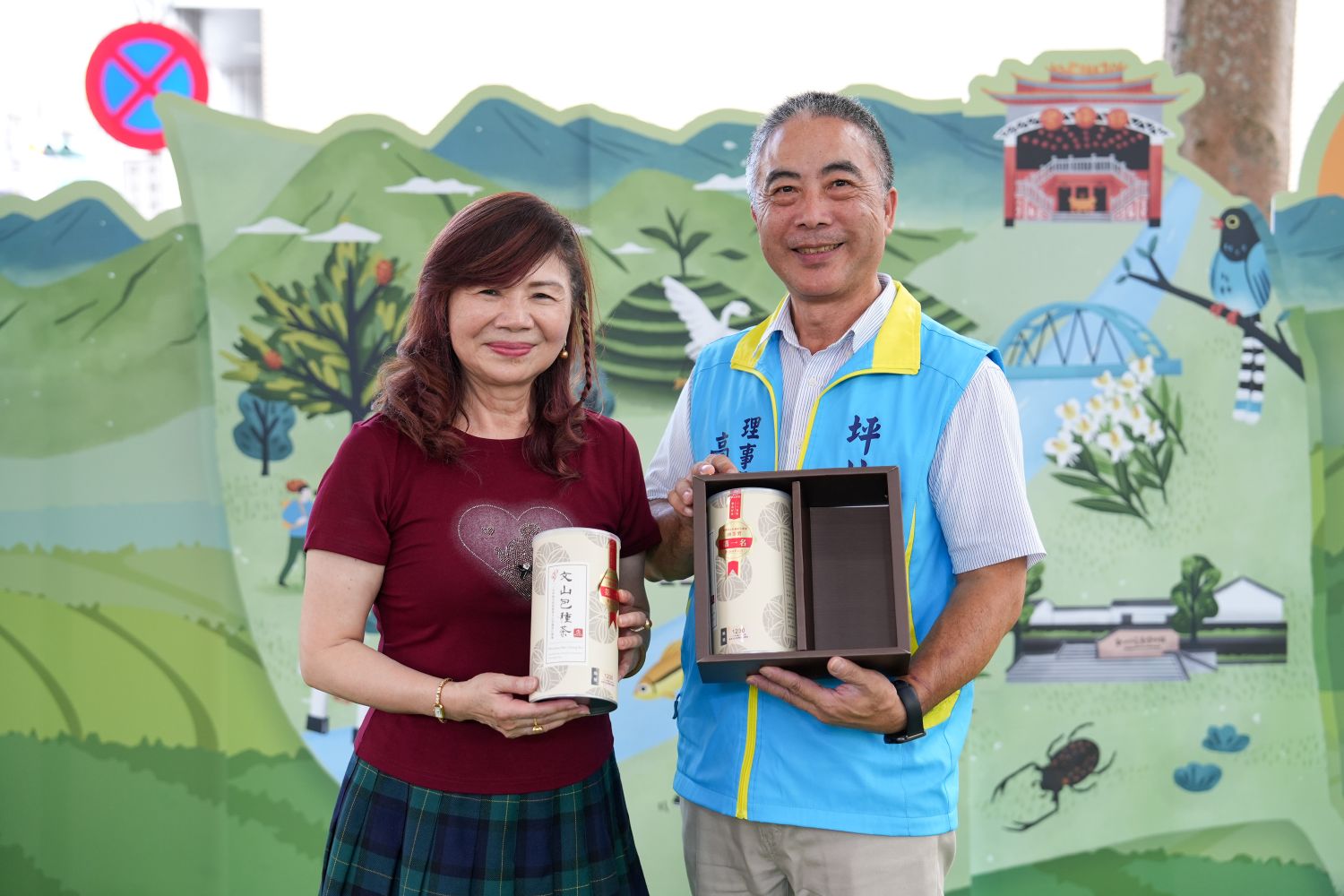活動儀式由周水美總會長與坪林商圈高明富理事長進行2026比賽茶的啟封儀式並現場沖泡奉茶迎賓